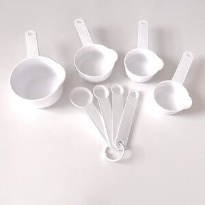 NWOT Set of 8 Pieces White Measuring Cups and Spoons